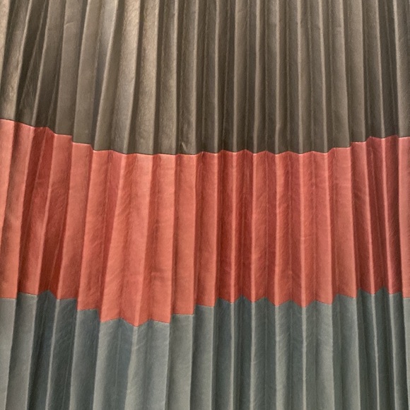 BCBGMAXAZRIA Elsa Pleated Colorblock Vegan Faux Leather Skirt Size Small - Picture 5 of 9